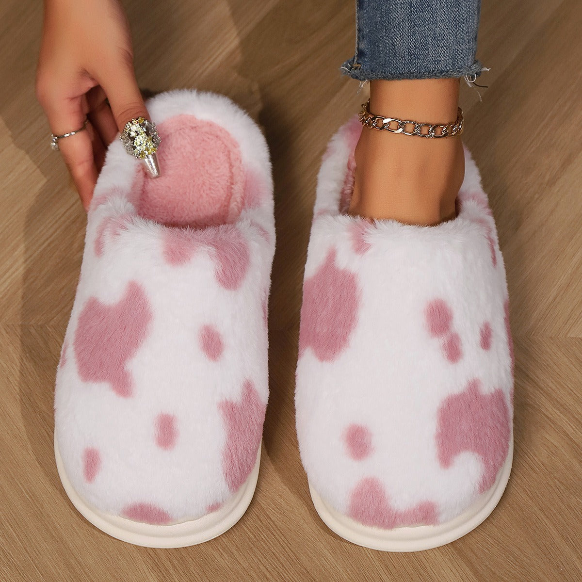 Pantoufles en peluche à pois de vache