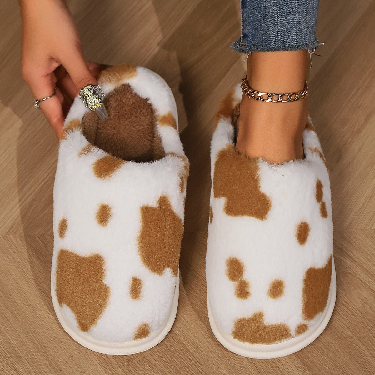 Pantoufles en peluche à pois de vache