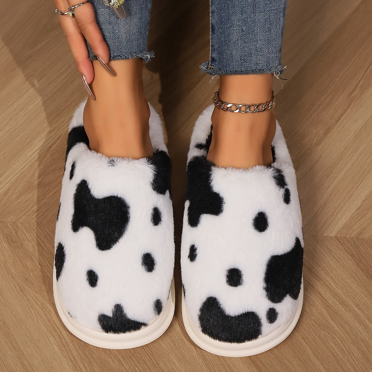 Pantoufles en peluche à pois de vache