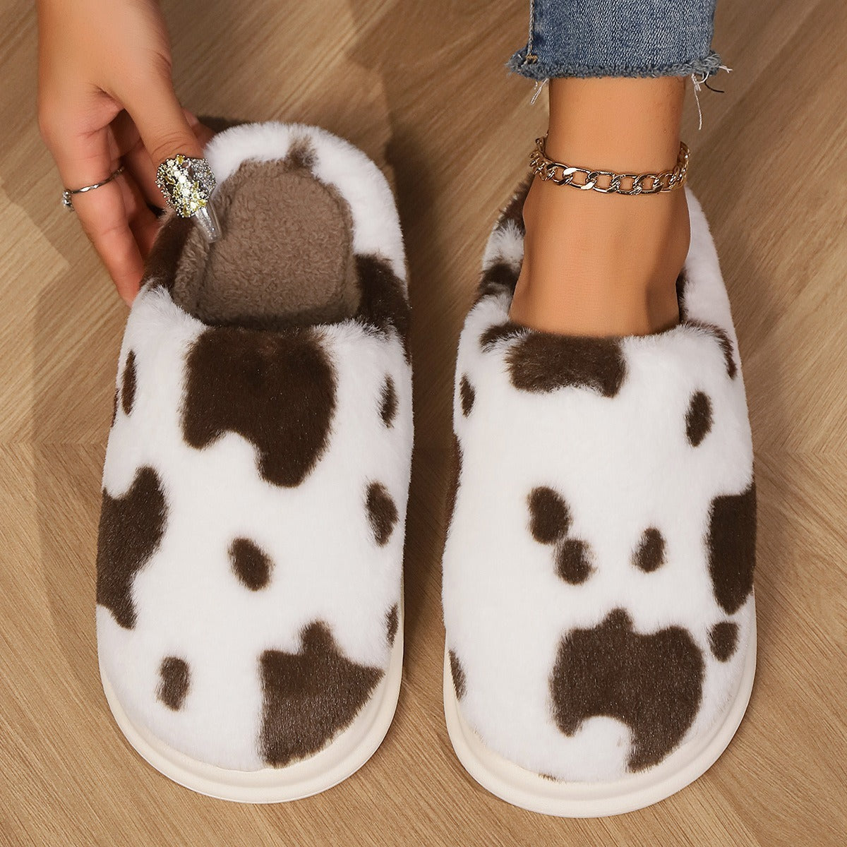 Pantoufles en peluche à pois de vache