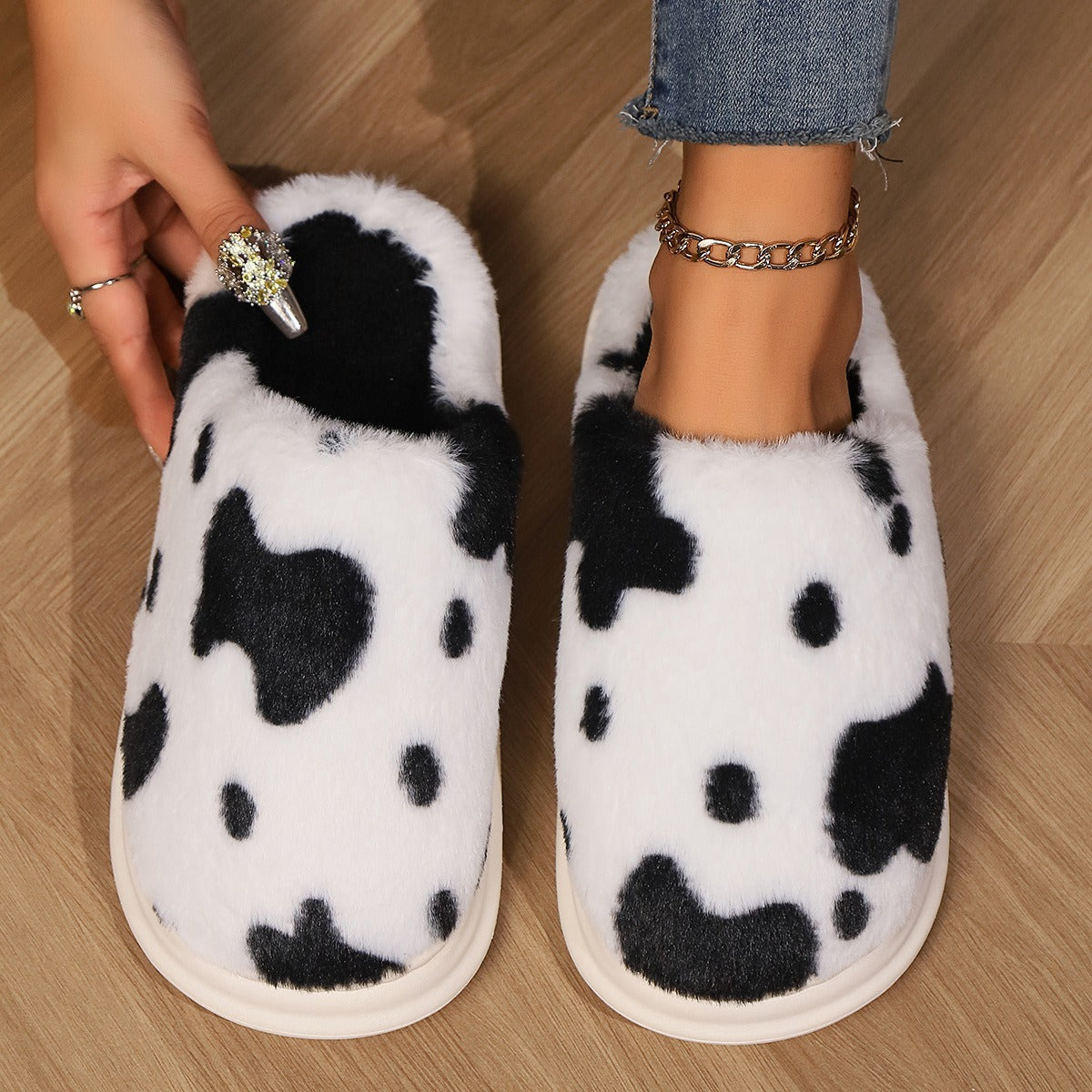 Pantoufles en peluche à pois de vache