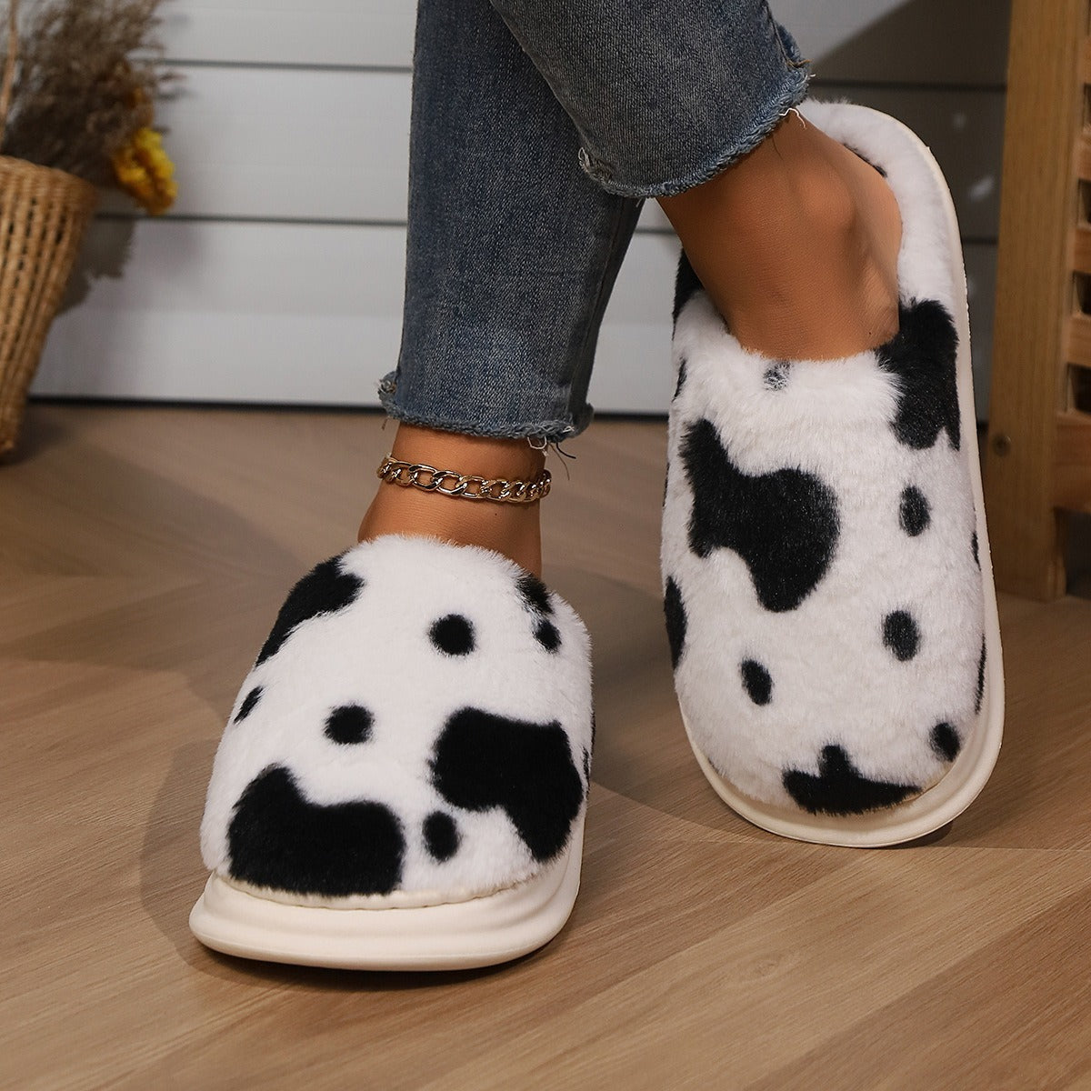 Pantoufles en peluche à pois de vache