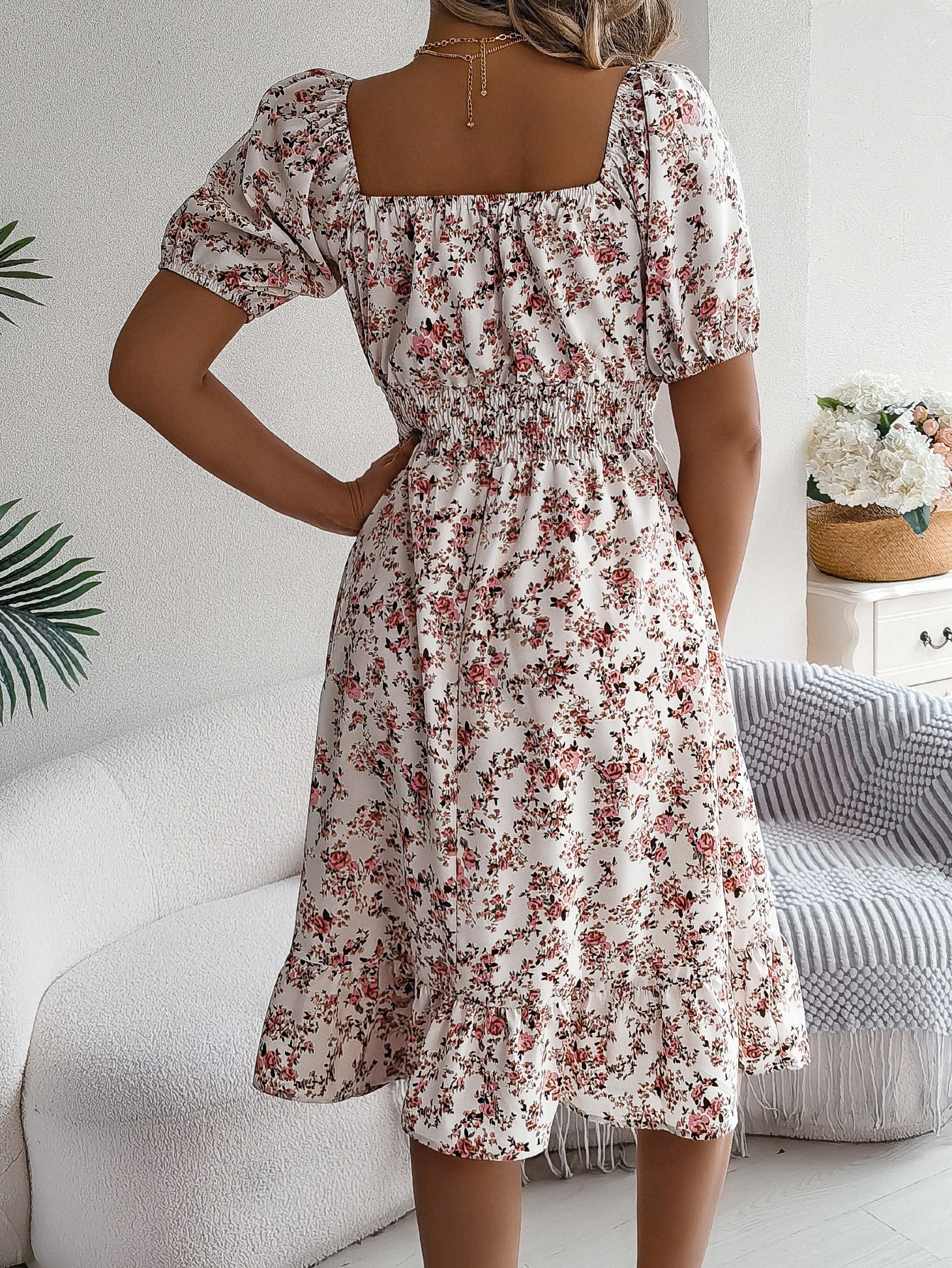 Robe Imprimé Floral – Col Carré et Volants Élégants