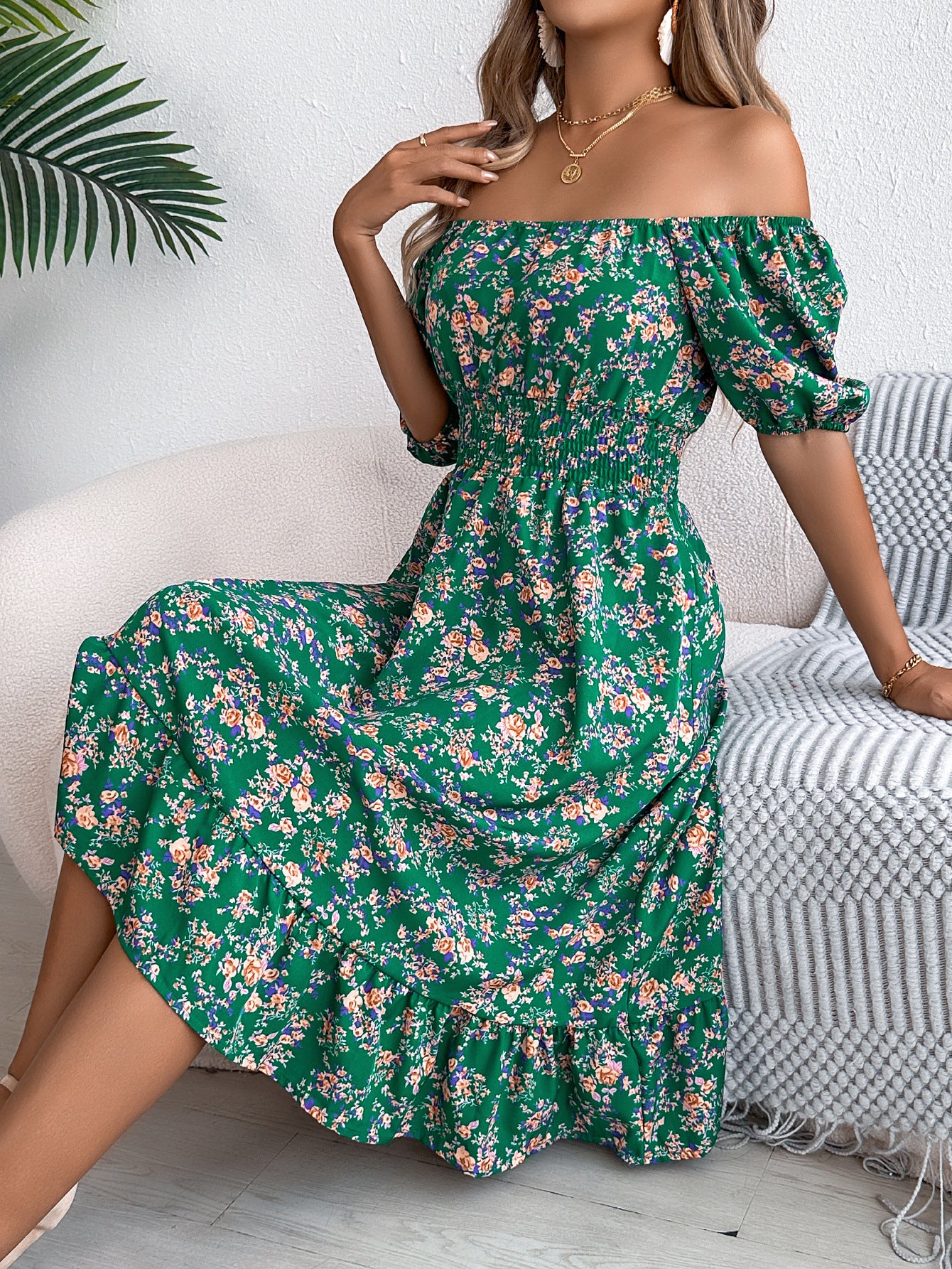 Robe Imprimé Floral – Col Carré et Volants Élégants