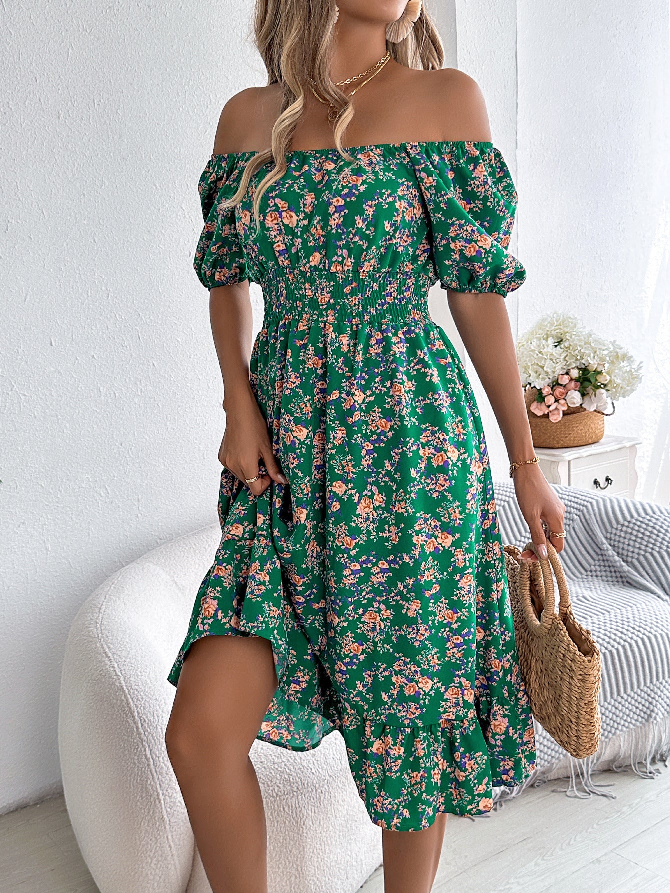 Robe Imprimé Floral – Col Carré et Volants Élégants
