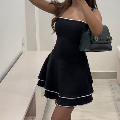 Mini Robe Noire à Volants avec Finitions Blanches